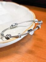 Bracelete Corações Pedras Brilhantes em Aço Inox