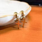 Brinco Cruz Dourada em Aço Inox