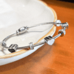 Bracelete Corações Pedras Brilhantes em Aço Inox