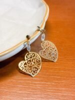 Brinco Folheado Coração Detalhado