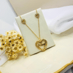 Conjunto Feminino Folheado  Amor  – Colar e Brinco com Coração Vazado e Pedra Brilhante