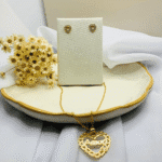 Conjunto Feminino Folheado  Amor  – Colar e Brinco com Coração Vazado e Pedra Brilhante - Imagem 2