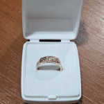 Anel de Formatura Dourado Ajustável – Lembrança de Conclusão para Meninos e Meninas - Imagem 3