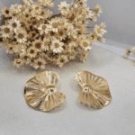 Brinco Folheado a Ouro Formato Orgânico com Recortes Vazados - Imagem 2