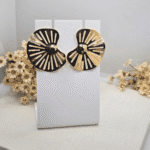 Brinco Folheado a Ouro Formato Orgânico com Recortes Vazados