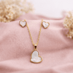 Conjunto Coração Pérola Branca em Aço Dourado