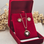 Conjunto em Aço Dourado Coração Branco Vazado