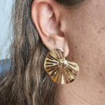 Brinco Folheado a Ouro Formato Orgânico com Recortes Vazados - Imagem 3