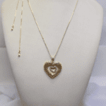 Colar Folheado a Ouro Coração Vazado Trabalhado com Coração Cravejado e Extensor