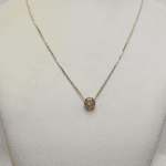 Cordão Folheado a Ouro com Pingente Coração Vazado em Medalha Redonda Minimalista