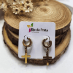 Brinco Argolinha com Pingente Cruz em Aço Dourado