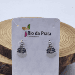 Brinco Nossa Senhora Aparecida Prateado com Pedras Azuis – Delicado