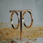 Brinco Argola Delicada Com Detalhes Em Alto Relevo 4CM Diâmetro Abigail - Imagem 3