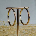 Brinco Argola Delicada Com Detalhes Em Alto Relevo 4CM Diâmetro Abigail - Imagem 2