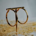 Brinco Argola Delicada Com Detalhes Em Alto Relevo 4CM Diâmetro Abigail - Imagem 5