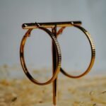 Brinco Argola Delicada Com Detalhes Em Alto Relevo 4CM Diâmetro Abigail - Imagem 4