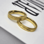 ALIANÇA EM AÇO DOURADO BRILHOSA - Imagem 2