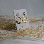 Brinco Feminino Em Aço Inox Dourado Delicado Com Detalhe De Flor Vazado Elegante Mariana - Imagem 3