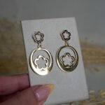Brinco Feminino Em Aço Inox Dourado Delicado Com Detalhe De Flor Vazado Elegante Mariana - Imagem 2