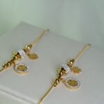 Pulseira Ajustável Aço Inox Dourado Pingente De Trevo Cravejada Isabela - Imagem 2