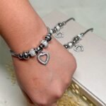 Pulseira Feminina Berloque Em Aço Inoxidável Prata Cravejada Detalhe Coração Lia - Imagem 7