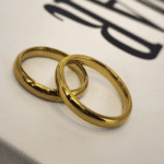 ALIANÇA EM AÇO DOURADO TRADICIONAL