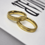 ALIANÇA EM AÇO DOURADO BRILHOSA - Imagem 3